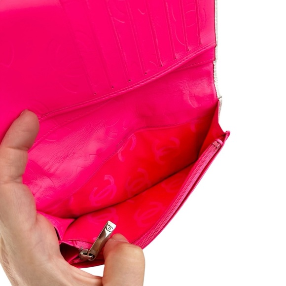 Authentic CHANEL White Quilted Leather & Black CC Cambon Large Wallet with Box - Picture 10 of 16